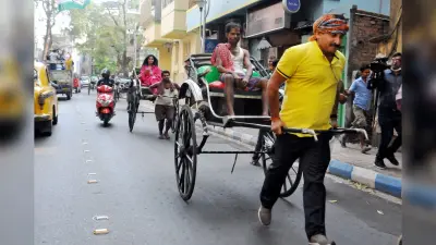 VIDEO: कोलकाता में हाथ रिक्शा लेकर निकले BJP सांसद और भोजपुरिया स्टार मनोज तिवारी, वीडियो वायरल