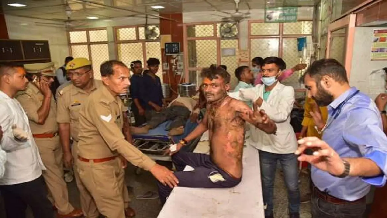 अलीगढ़ में भीषण सड़क हादसा, ड्राइवर को नींद आने से रोडवेज बस खाई में पलटी, 15 यात्री घायल