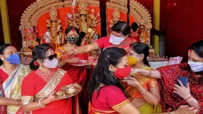 पटना में सुहाग की रक्षा के लिए महिलाओं ने एक दूसरे को सिंदूर लगाकर खेली होली, फिर ऐसे दी माता को विदाई