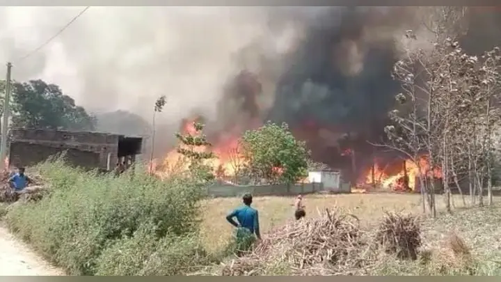 कुशीनगर जिले में आग का कहर, दो मासूम समेत एक वृद्ध की हुई जलकर मौत, 10 से अधिक लोग झुलसे