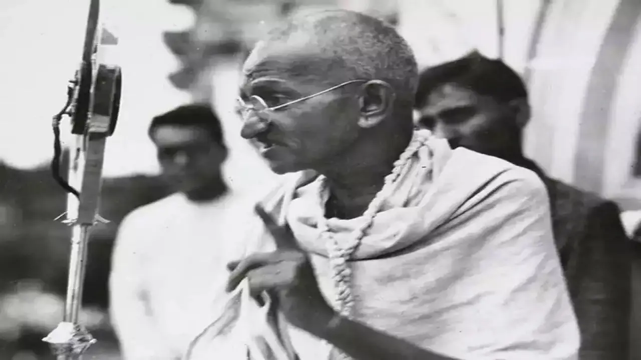Gandhi Jayanti 2023 : महात्मा गांधी की जयंती आज, जीवन की राह दिखाते हैं बापू के अमर संदेश