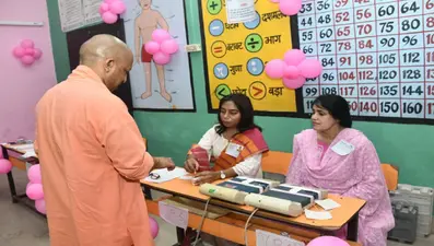 बांदा में भीषण सड़क हादसा, खड़े ट्रक में घुसी तेज रफ्तार बोलेरो, मां-बेटा समेत 7 की मौत