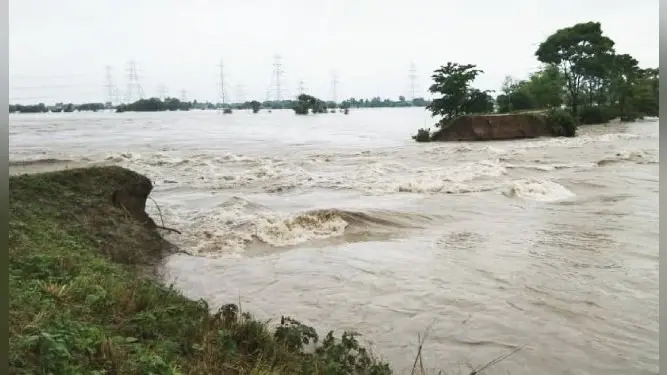 Bihar Flood 2020: गंगा व कोसी के बाद अब उग्र हुई गंडक नदी, सात जगहों पर बांध टूटने से नये इलाकों में घुसने लगा पानी