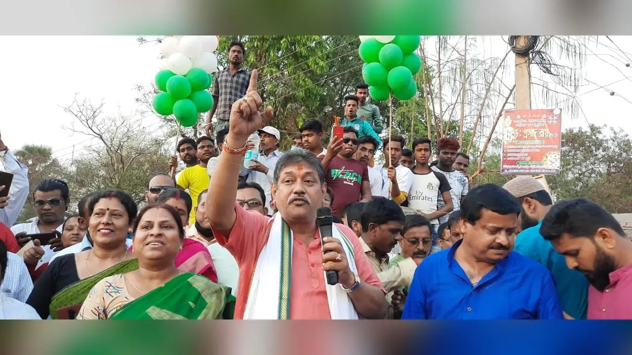 टीएमसी प्रत्याशी नरेंद्र नाथ चक्रवर्ती ने रैली निकाल कर दी बीजेपी को चुनौती, दिखाई अपनी ताकत