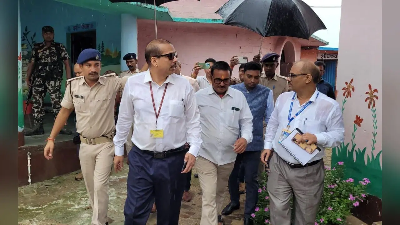 बिहार: केके पाठक शिक्षकों के बाद अब छात्रों पर बरसे, बिना ड्रेस के बच्चों को देख जताई नाराजगी