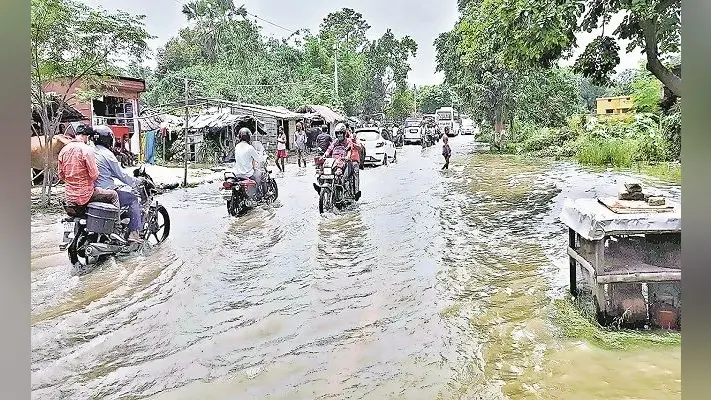 Bihar Flood : गंगा के जलस्तर में तेजी से वृद्धि, बक्सर शहर में पानी घुसा, गांवों का संपर्क टूटा