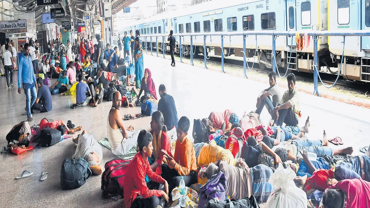 मगध, संघमित्रा, पटना-अहमदाबाद, हटिया इस्लामपुर सहित 207 ट्रेनें आज भी रद्द,20 जिलों में इंटरनेट सेवा बहाल