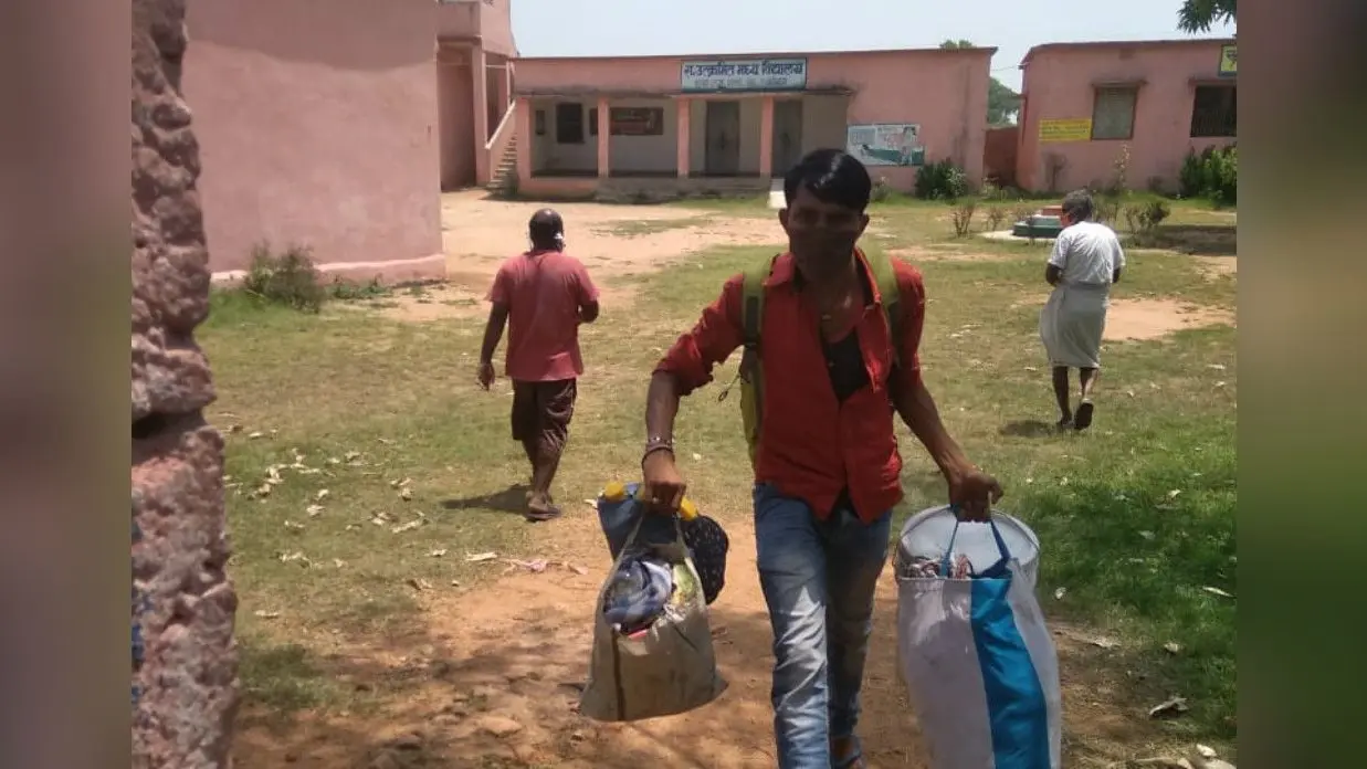 प्रवासियों ने क्वारेंटाइन सेंटर में मांगा खाना तो बीडीओ ने डांटकर भगा दिया घर, सेंटर में जड़ा ताला