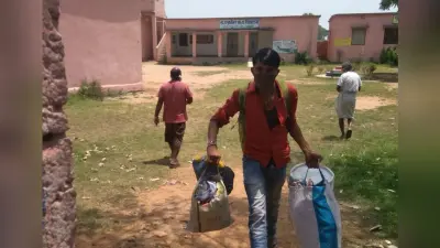 प्रवासियों ने क्वारेंटाइन सेंटर में मांगा खाना तो बीडीओ ने डांटकर भगा दिया घर, सेंटर में जड़ा ताला