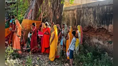 सुहागिन महिलाओं ने अपने सुहाग की लंबी उम्र के लिए रखा व्रत,घरों में रहकर भी की गयी वट सावित्री पूजा
