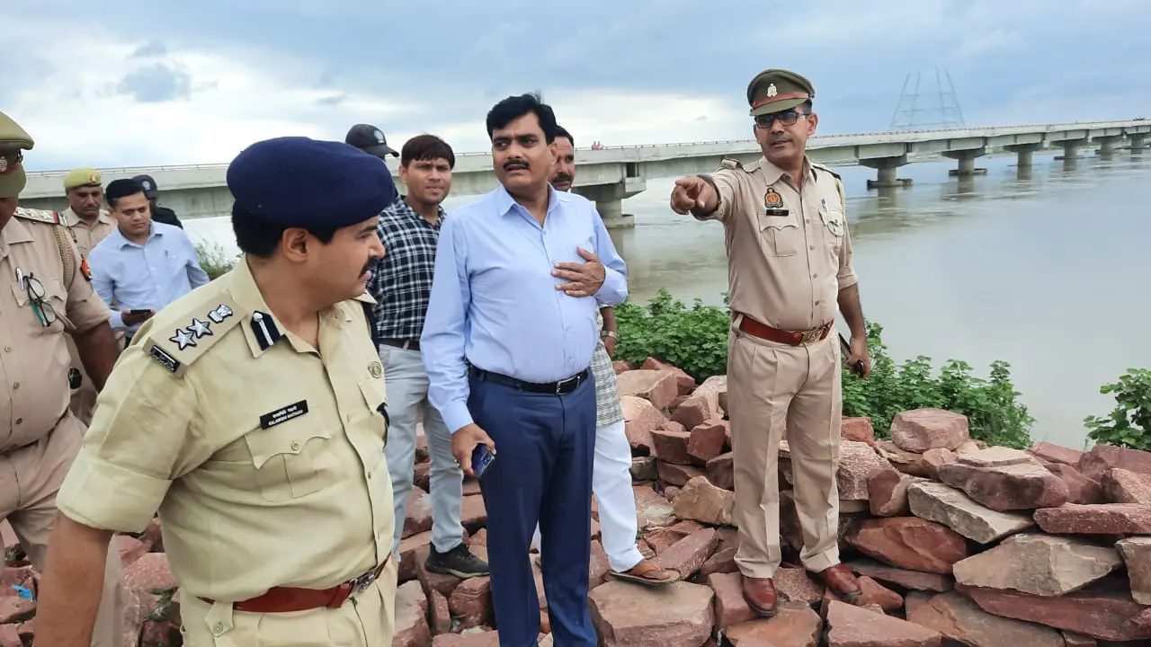 अलीगढ़ सांकरा घाट पर गंगा का बहाव तेज, श्रद्धालुओं को घाट पर ही स्नान और पूजा करने के निर्देश