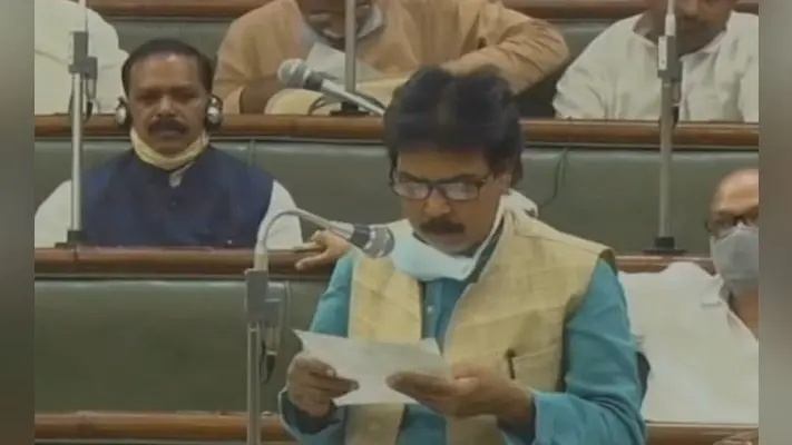 बिहार विधान के बाहर माले विधायकों का प्रदर्शन, कहा- गरीब स्कूली बच्चों को मिले मोबाइल, वरना कैसे पढ़ेंगे वह ऑनलाइन