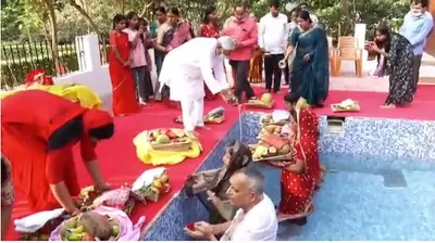 Chhath Puja 2021: डूबते सूर्य को अर्घ्य अर्पित, पटना के घाटों पर उमड़ा भक्तों का सैलाब