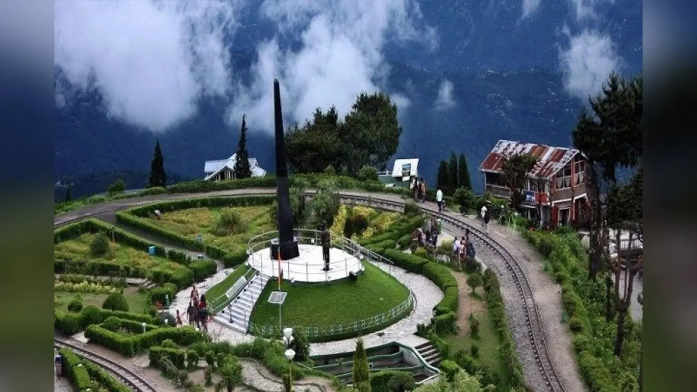 Darjeeling Famous Places: दार्जिलिंग में घूमने का सबसे अच्छा समय कौन सा है, इन जगहों पर सैर करना न भूलें