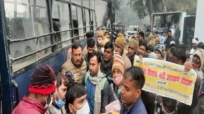 69 हजार शिक्षक भर्ती मामले में शिक्षा मंत्री सतीश द्विवेदी के आवास के बाहर प्रदर्शन, कई अभ्यर्थी गिरफ्तार