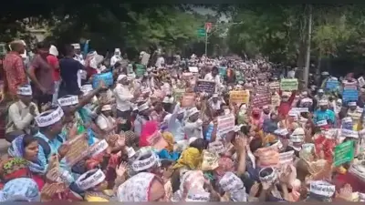 69000 शिक्षक भर्ती: नियुक्ति पत्र की मांग पर अड़े अभ्यर्थी बोले- नौकरी नहीं है तो इच्छामृत्यु दे दो