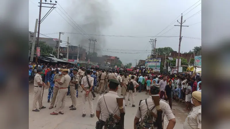 रोहतास: बालू मामले में छापेमारी के दौरान आरोपित की छत से गिरकर मौत, सड़क पर उतरे परिजन, हंगामा