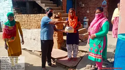 कोरोना से जंग : बीजेपी मंडल अध्यक्ष प्रवीण कुमार घर-घर पहुंचा रहे राशन