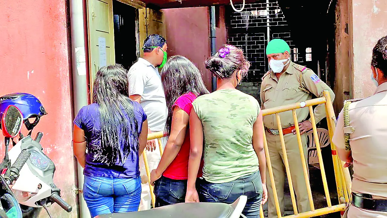 लॉज में चल रहा था देह व्यापार, तीन युवतियों समेत आठ गिरफ्तार