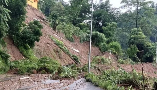 Weather News : भूस्खलन के कारण उत्तर प्रदेश से नेपाल की ओर जाने वाला पोखरा- सोनौली मार्ग बंद, तेज हवाओं के साथ हो रही भारी बारिश