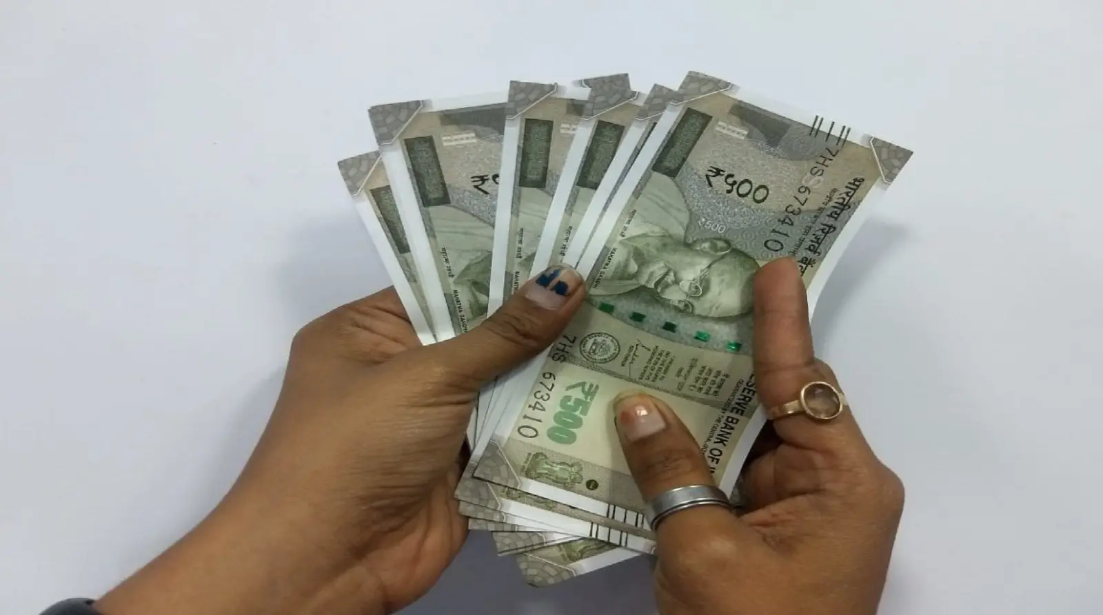 Diwali Bonus: मोदी सरकार का केंद्रीय कर्मियों को दीपावली पर एडहॉक बोनस देने का एलान, अस्थायी कर्मचारी भी शामिल