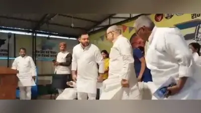 वैशाली में गुटखा खाकर सड़क पर थूकना पड़ा महंगा, ट्रक चालक से साफ करवाया गया जूता और पैंट