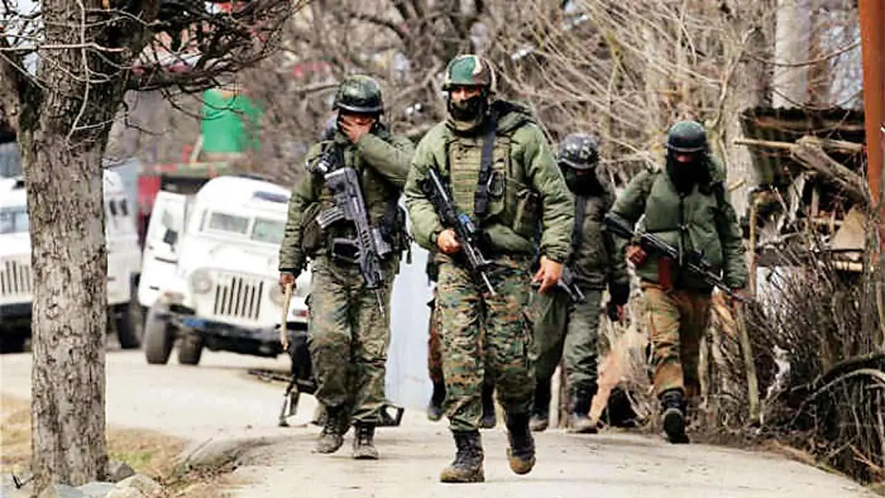 Jammu – Kashmir: पुलवामा में आतंकवादियों के साथ मुठभेड़ में एक जवान शहीद, तीन आतंकी भी ढेर