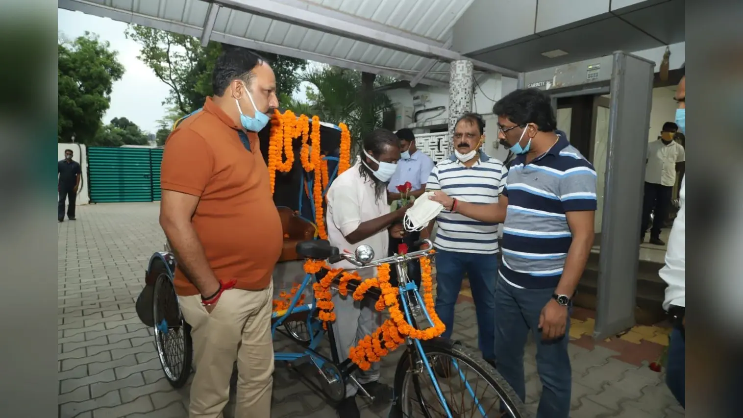 CM हेमंत सोरेन ने रिक्शा चोरी होने के बाद राजधानी की सड़कों पर भीख मांग रहे राजकुमार को दिया रिक्शा
