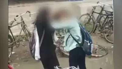 बॉयफ्रेंड के लिए बीच सड़क पर दो लड़कियों में रण, एक दूसरे को देती रही घूंसे दनादन, देखें Video