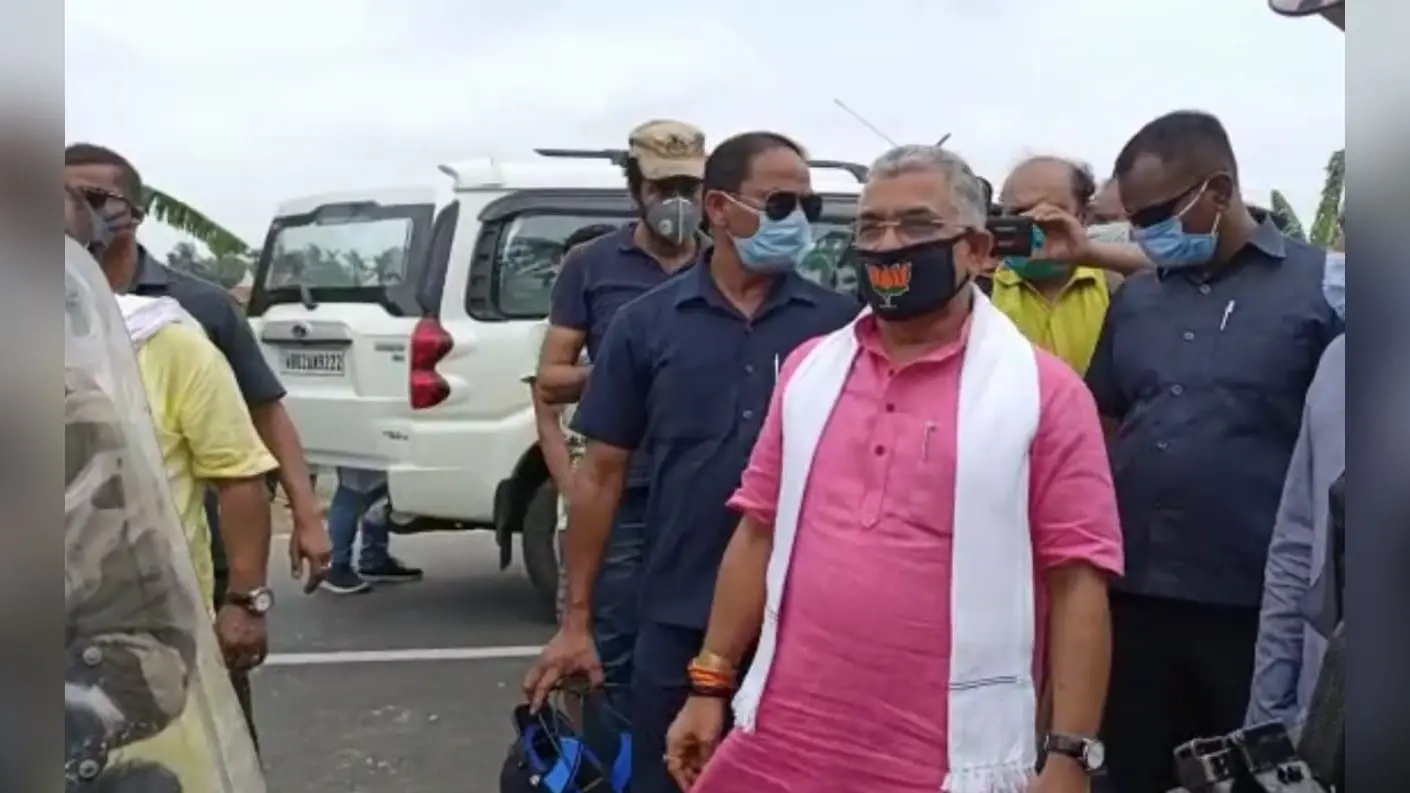 चक्रवात प्रभावित क्षेत्र में जा रहे दिलीप घोष को पुलिस ने फिर रोका, पैदल ही निकले दौरे पर
