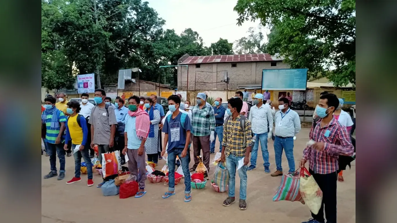 गुमला जिले में नौ कोरोना संक्रमित ठीक हुए, ताली बजाकर अस्पताल से दी गयी विदाई