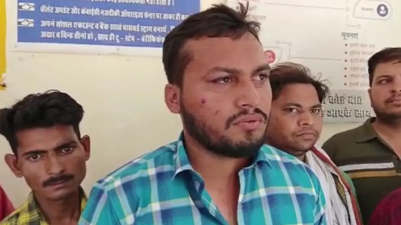 अलीगढ़ में बिजली काटने गये जेई को ग्रामीणों ने लाठी-डंडों से पीटा, वीडियो हुआ वायरल