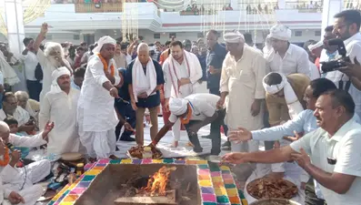 यज्ञ में आहूति देने आरा पहुंचे राजद सुप्रीमो लालू यादव और तेजस्वी यादव, हुआ भव्य स्वागत, देखें तस्वीरें
