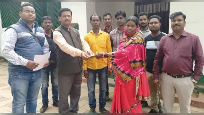 लोहरदगा : जंगली हाथियों के हमले में जान गंवाने वाले के आश्रित को वन विभाग ने दिया मुआवजा