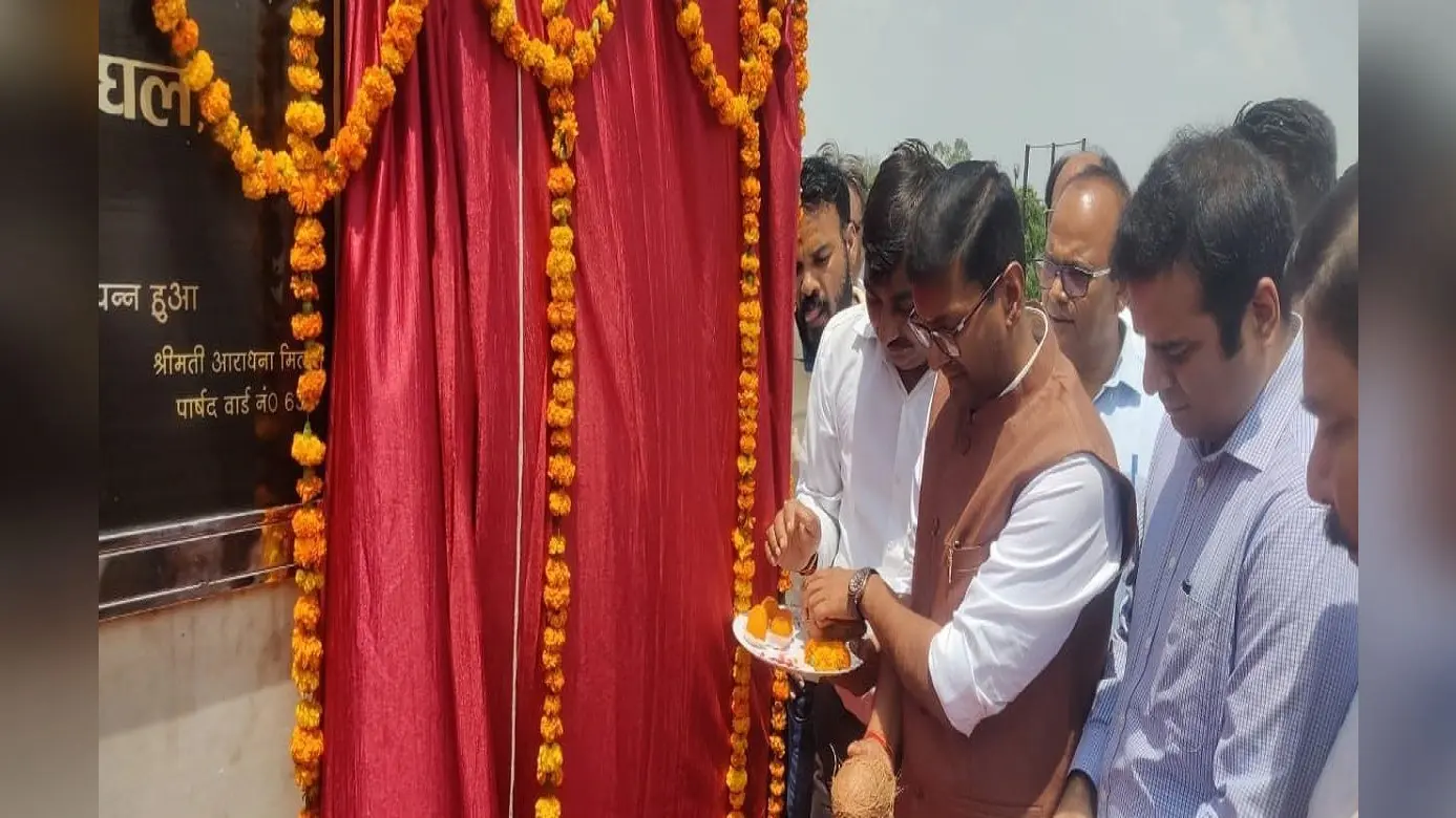 अलीगढ़: मेयर ने कुर्सी संभालते ही 4 रोबोट मशीनों और रूफटॉप सोलर पैनल का किया उद्घाटन, बोले- विकास ही लक्ष्य