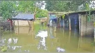 कहीं कमर तो कहीं इससे भी अधिक बह रहा पानी, जानें दरभंगा के किन पांच मोहल्लों में कैद हैं लोग