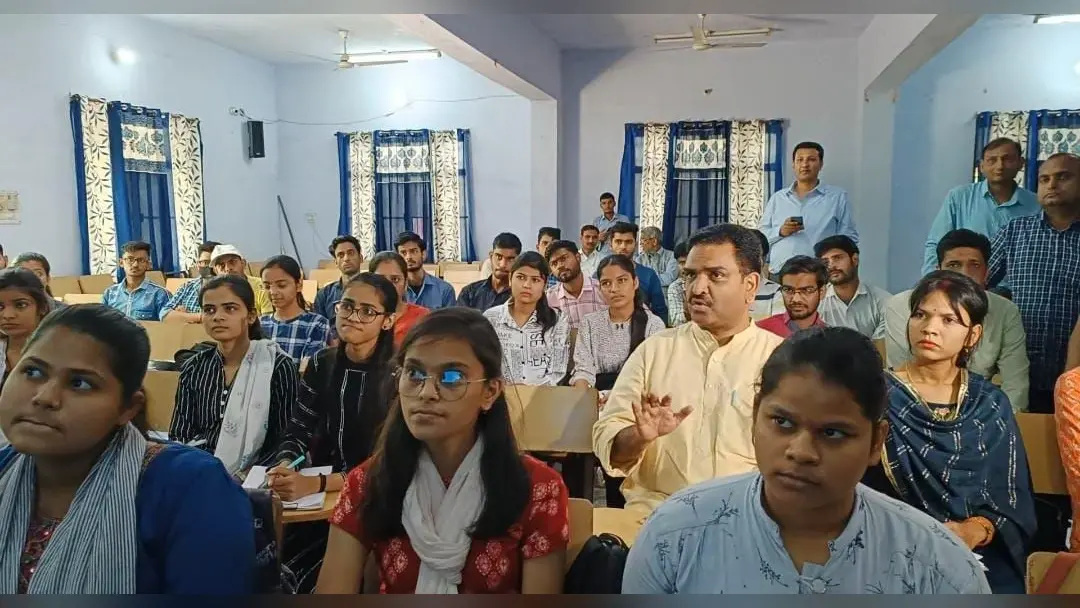 आगरा में मंत्री ने सिविल सर्विसेज की तैयारी कर रहे बच्चों के साथ ली क्लास,शिक्षा को हाईटेक करने के मांगे सुझाव