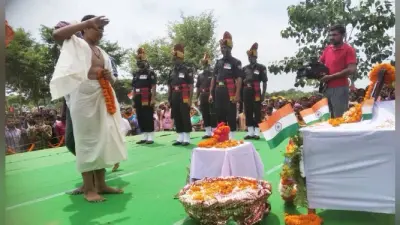 गार्ड ऑफ ऑनर के साथ शहीद मनोज शर्मा को दी गयी अंतिम विदाई, कोरोना पॉजिटिव आने के कारण लेह में किया गया था अंतिम संस्कार