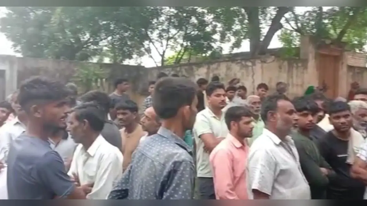 अलीगढ़ में युवक ने मां से कहा- अब जीना नहीं चाहता हूं, कनपटी पर तमंचे से गोली मारकर दे दी जान