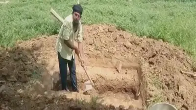 जिंदा दफन होने के लिए इस युवक ने खोद डाली खुद की कब्र, पूरा मामला जानकर चौंक जाएंगे आप