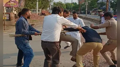Agra: गंगाजल न मिलने पर लोगों का अजब-गजब विरोध, नगर निगम की छत से उड़ाईं लाखों रुपए के बिल की प्रतियां