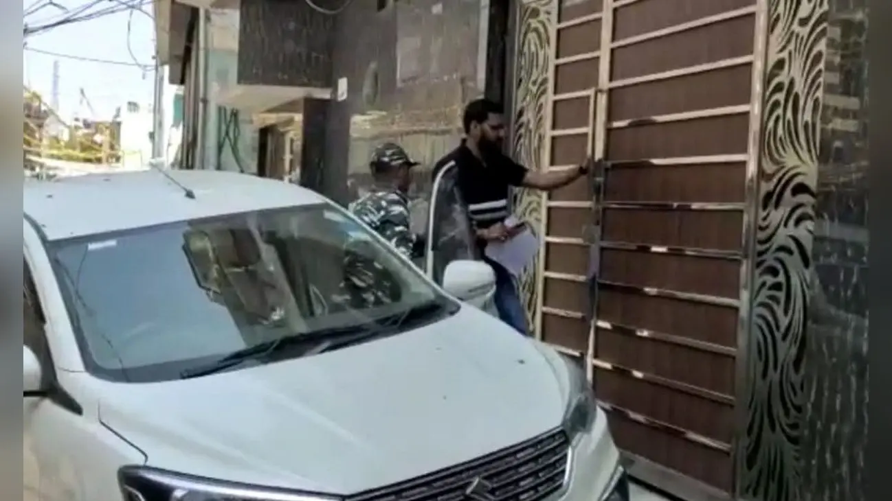 Aligarh: मीट कारोबारी के ठिकानों पर चार दिन तक चली रेड, हाजी जहीर को IT की टीम साथ ले गई…