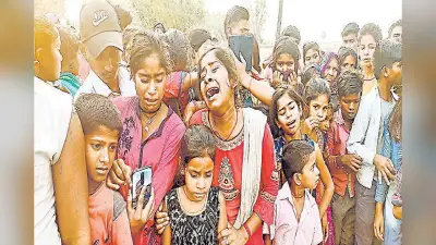 औरंगाबाद में ट्रैक्टर से कुचल कर बुजुर्ग की मौत, लोगों ने सड़क पर किया प्रदर्शन, घंटों तक आवागमन रहा ठप