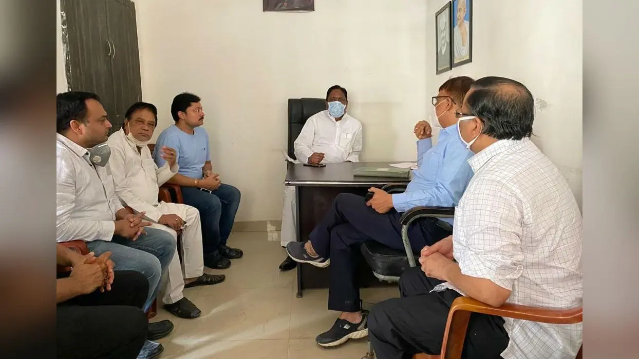 कपड़ा व्यापारियों ने दुकान खोलने की मांगी अनुमति, मंत्री आलमगीर आलम को सौंपा ज्ञापन