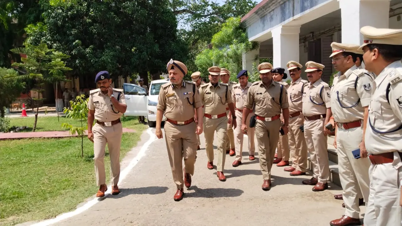 आरा पहुंचे डीजीपी ने शाहाबाद के पुलिस अफसरों की लगायी क्लास, बोले- बैठने से काम नहीं चलेगा