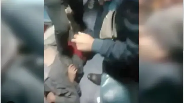 चलती ट्रेन में बेटिकट यात्री की पिटाई करनेवाले दोनों TTE सस्पेंड, वायरल वीडियो देख रेल प्रशासन ने की कार्रवाई