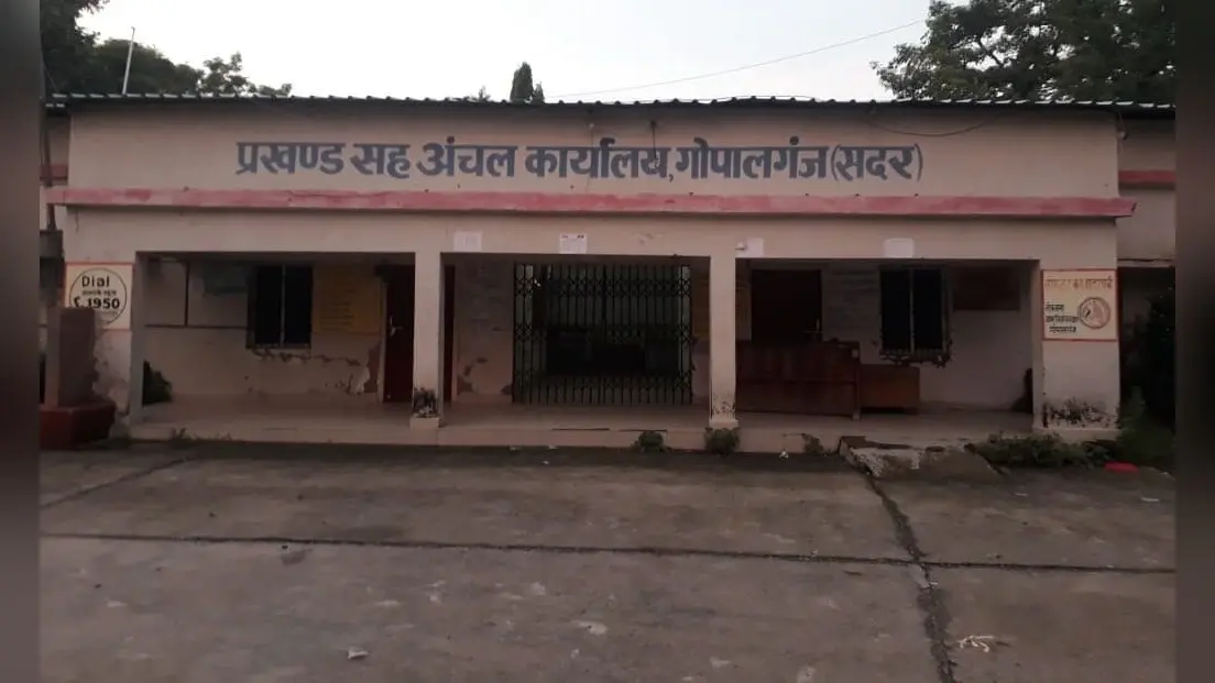 कुर्सी पर बैठने के लिए बदतमीजी पर उतरे BDO, जिलाधिकारी के पास पहुंचा मामला