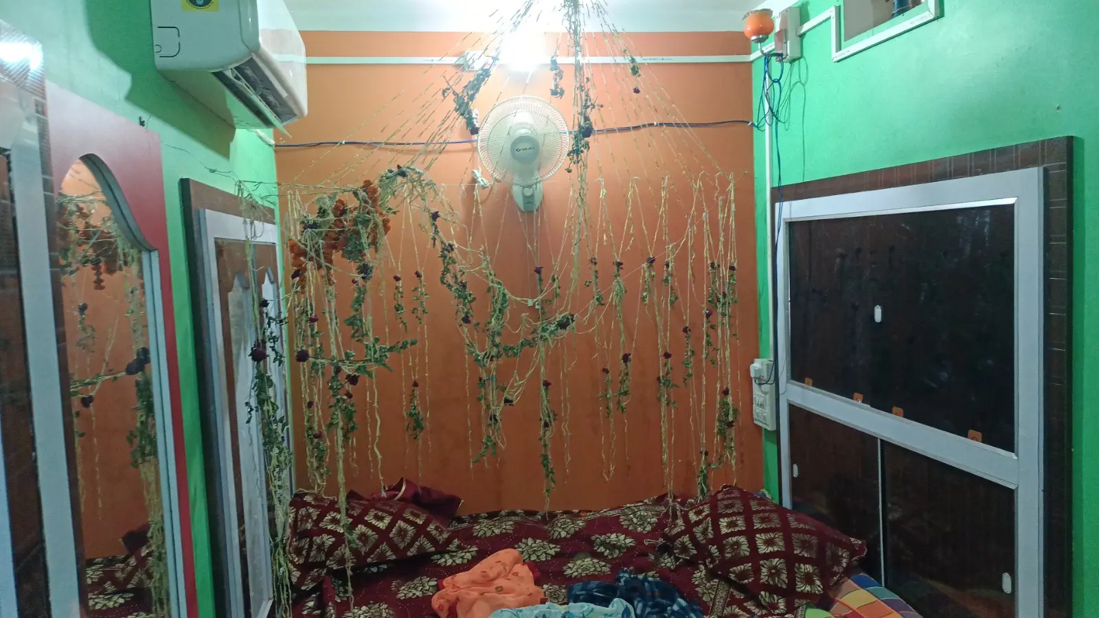 सुहागरात की सेज से दुल्हन हुई गायब, पिता और ससुर ने थाने में लगाये अलग-अलग आरोप, जानें पूरा मामला