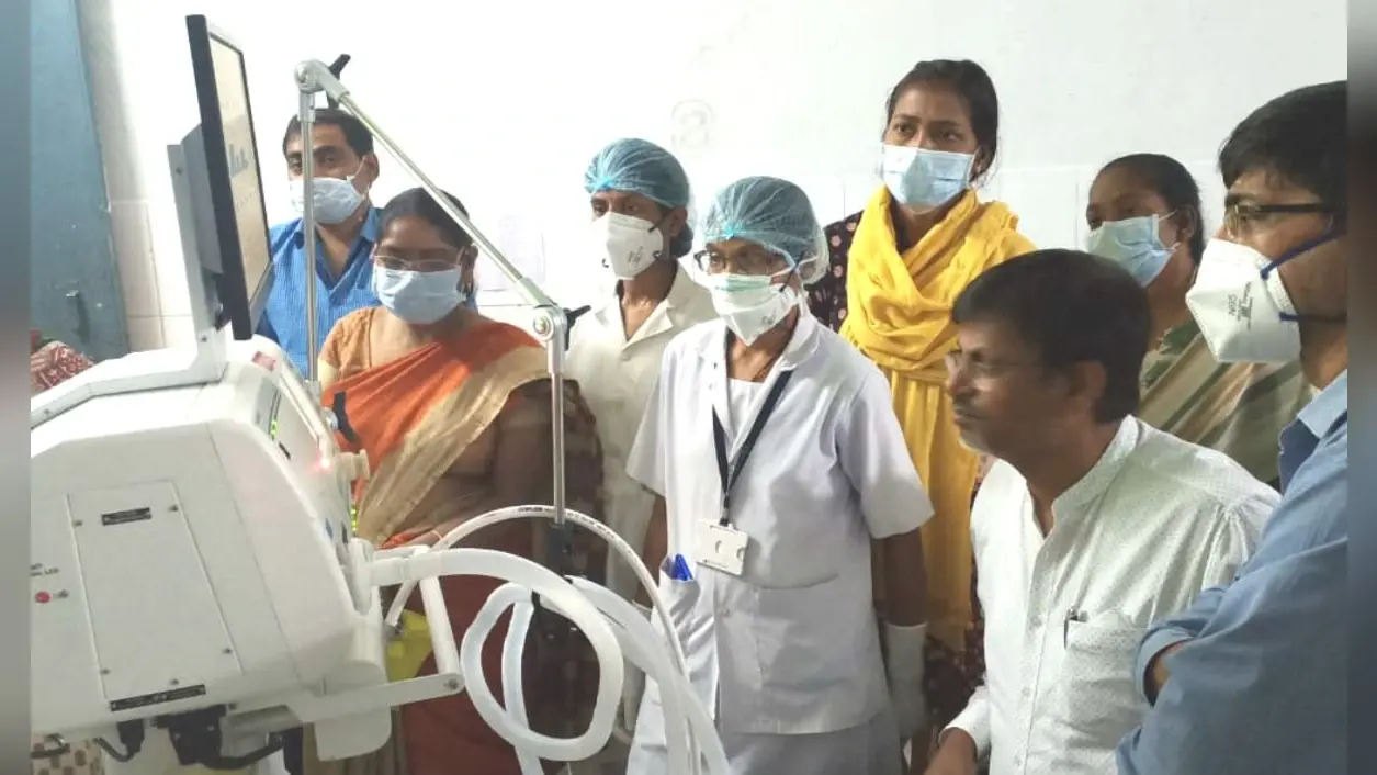 CoronaVirus Lock Down: लोहरदगा सदर अस्पताल में लगाया गया वेंटिलेटर मशीन