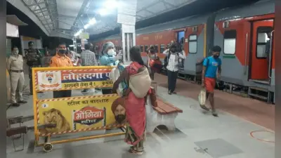 पहली बार लोहरदगा स्टेशन पहुंची श्रमिक स्पेशल ट्रेन, तीन जिले के 909 मजदूर आये वापस